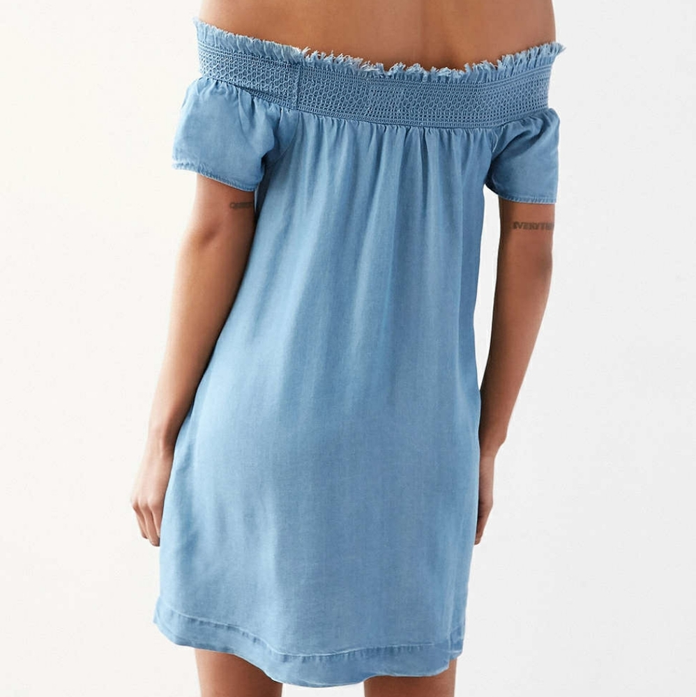 Alice & UO Hermione Off-The-Shoulder Denim Dress
M - Picture 7 of 8